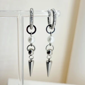 Handgjorda örhängen  - Handgjorda örhängen●Följ :@ekjewelryofficial🤲 ● 💎Material- 100% rostfritt stål ,pärlor ●Örhängeskrokar -rostfritt stål. Nickel fri. Längd -5,5cm. Vattentåliga, ändrar inte färgen! 