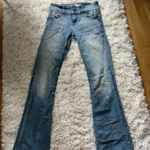 Low waist jeans - Säljer nu mina bershka jeans för dom aldrig kom till användning💞 kontakta mig om ni vill köpa tryck inte på köp nu!