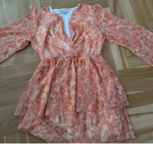 Rosa/orange klänning - Rosa superfin klänning använd Max 3 gånger❤️st 38