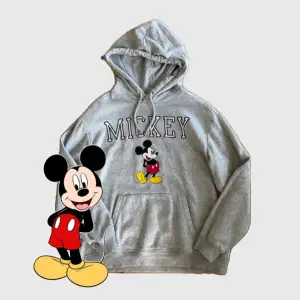 Mysig mickey mouse hoodie i storlek s. Mycket bra skick och inga fläckar eller skador😊