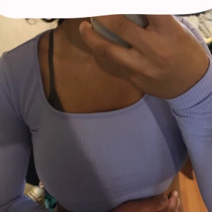 Sett kjol och långärmad topp lila - Ingen användning,nyskick Slits på kjolen och toppen till under bröstet Skriv för frågor och fler bilder 