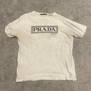 Prada t-shirt - Skick 8/10 | vet ej om den är äkta samt har inget kvitto därav priset | för frågor skriv!