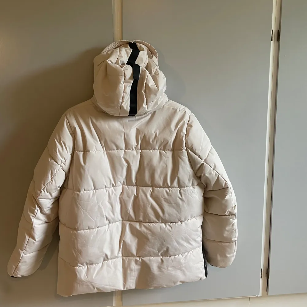 Vit oversized vinter jacka ifrån Esprit i storlek XL men passar mig som är  M/L , använd sparsamt cirka en säsong, ny pris 2000 kr, priset kan diskuteras (köpt i Finland så hittar ej länken till jackan)kom privat för frågor och mer bilder😁. Jackor.