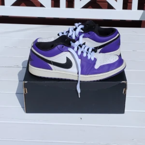 Nike Air Jordan 1 Low Court Purple White Black 553558-500 - Ett par begagnade Jordans i fint skick. Det finns mindre tecken på användning och vänligen titta på mina bilder för referens:)  Storlek: US 9,5 43 EUR UK 8,5  Kontakta mig gärna om du har några frågor!