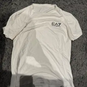 Ea7 tshirt i bra skick