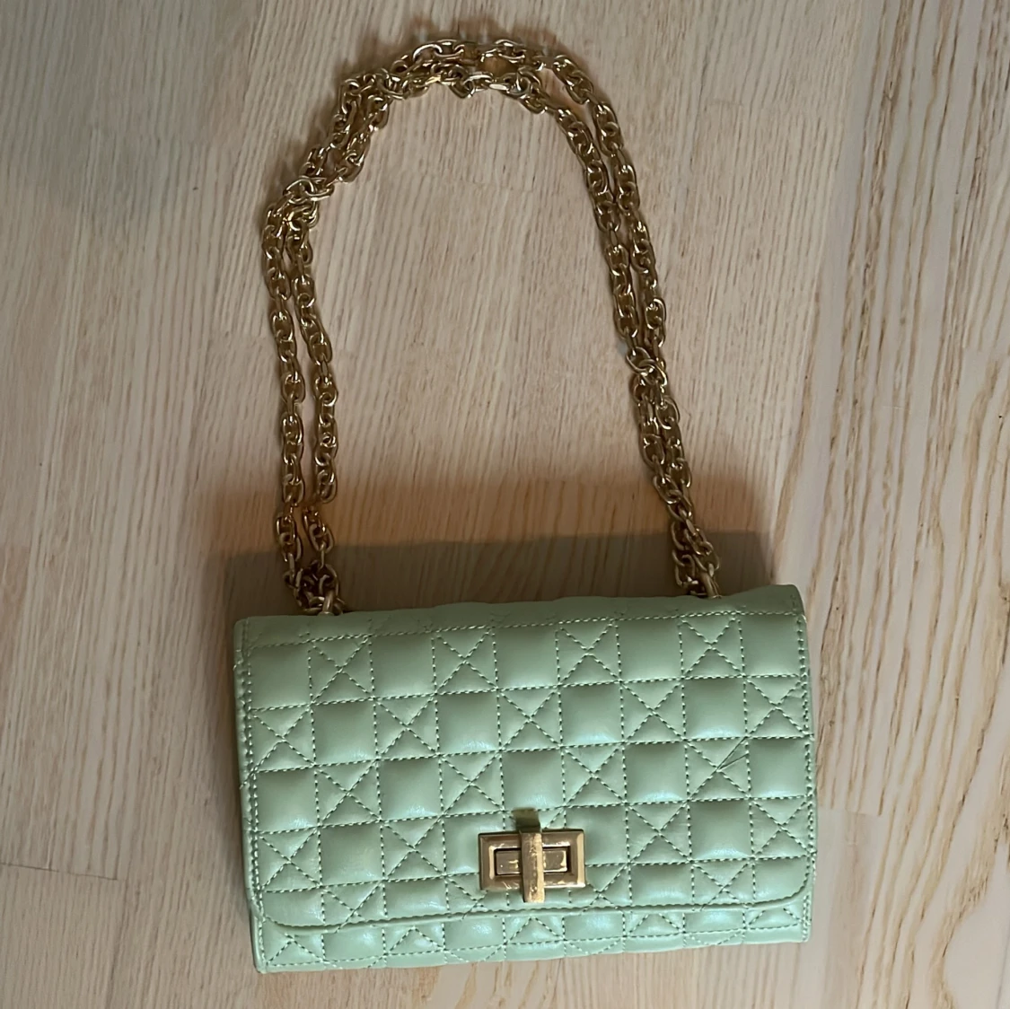 Mintgrön axelväska med guldkedja - 2