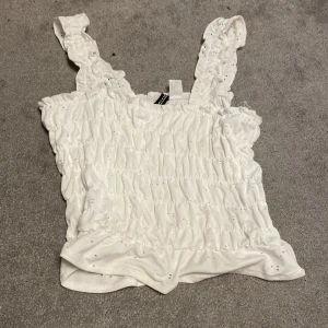  Säljer denna tröja för att den inte har kommit till användning☺️  - En magtröja med tjocka axelband