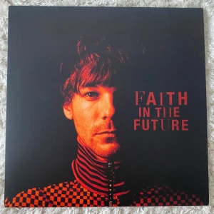 Louis tomlinson Faith In The Future limited edition splatter vinyl - Denna Limited edition red n black splatter vinyl säljer jag helt ospelad. Säljer då för att jag inte spelar den alls.  Säljer för endast 399kr + frakt. Hör av dig vid frågor eller så kan man köpa direkt! 😇😇