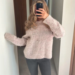 Stickad tröja - Väldigt bra skick!! Köpt för 2000kr❤️Stolek L men sitter som S/M!