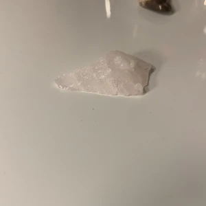Vit kristallbit - Säljer en vacker vit kristallbit. Den har en naturlig form och en fin glans som reflekterar ljuset på ett magiskt sätt. Perfekt för smyckestillverkning eller som en dekorativ detalj i hemmet.