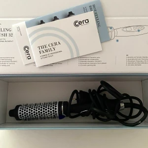 STYLING BRUSH  - Säljer denna styling värmeborste från Cera i 32 mm. Funkar precis lika bra som Björn Axén:)  Inga defekter eller likande och du får med både lådan och alla beskrivningar.  Köpte för 600kr 💕 bara att höra av dig vid frågor :) 