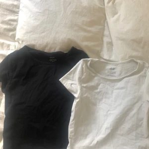 Crop tops !  - Säljer dessa två crop tops för 50! Om man vill ha en kan man köpa det för 30 ! 💗