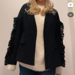 Svart kavaj från Zara Basic Collection - intressekoll på min svart kavaj typ från Zara Basic Collection. Den har långa ärmar med coola fransdetaljer längs sidorna. Perfekt för både vardag och fest! Kavajen är i nyskick och passar bra till jeans eller klänning.  ge prisförslag 💛