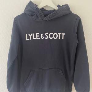 Hoodie från Lyle & Scott i använt men bra skick. Strl 12/13 som motsvarar 152/158. 