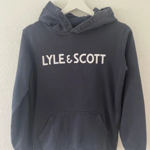 Hoodie från Lyle & Scott, strl 12/13  - Hoodie från Lyle & Scott i använt men bra skick. Strl 12/13 som motsvarar 152/158. 