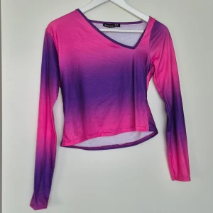Ombre print cut out top  - Helt oanvänd! Rosa och lila ombre, med en cut out på sidan. 