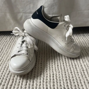 Alexander Mcqueen  - Sneakers från Alexander Mcqueen i storlek 38. Nypris 5500kr
