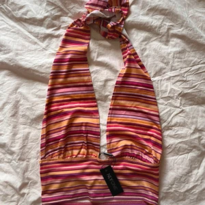 Somrig topp - Fin sommar/fest topp som inte kommit till användning skulle uppskatta den som en xs 🌸