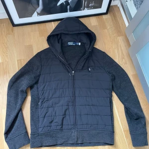 Ralph lauren cardigan  - Tja säljer nu denna feta jackan! Skick 8/10  Hör av er vid frågor eller funderingar!