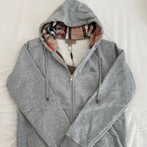 Burberry zip up  - Medium men passar även som Small, fler storlekar och färger finns på min profil! Inga defekter!