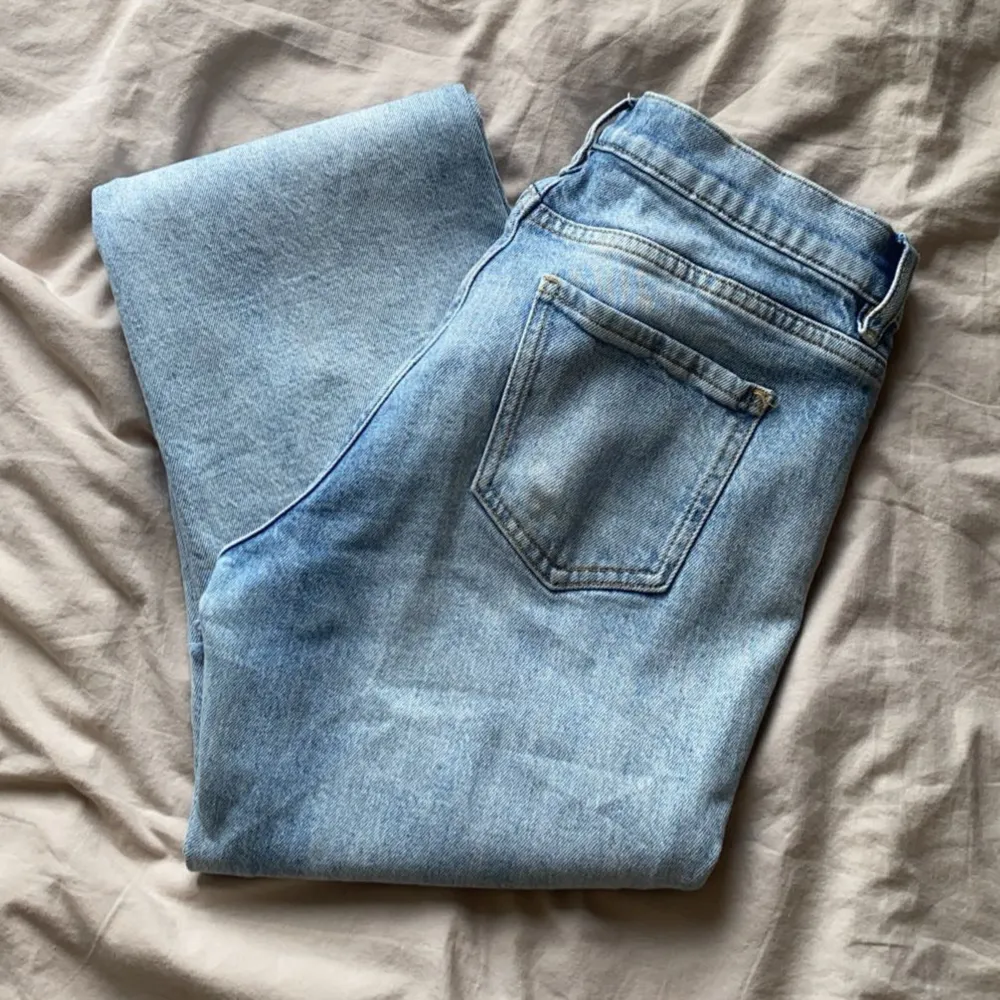 Säljer nu mina blå midwaist jeans från mango i storlek 38, men passar mig som i vanliga fall har 36, hör av er vid frågor 💗💗. Jeans & Byxor.