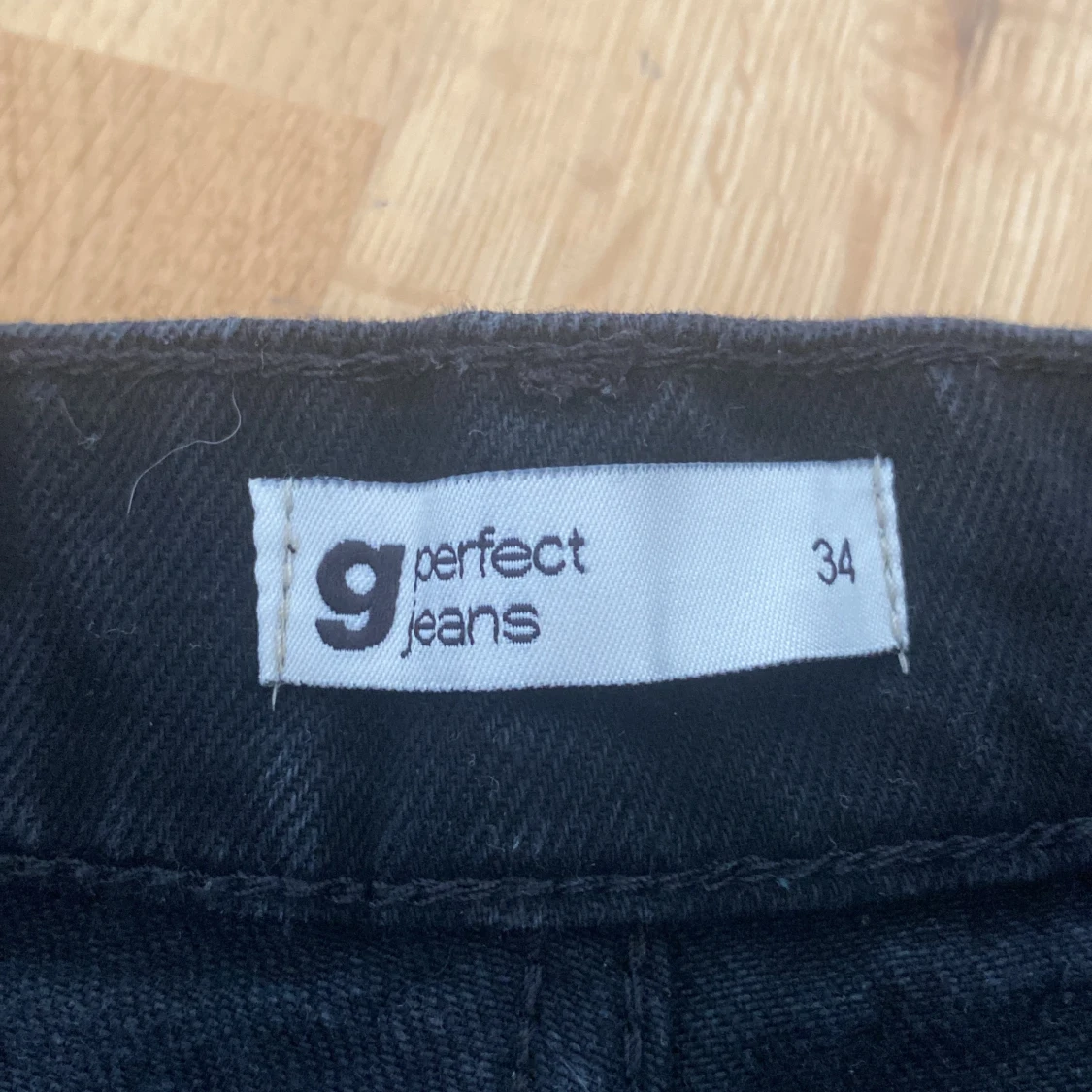 Svarta jeansshorts från Perfect Jeans - 90
