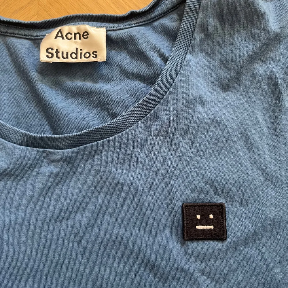 ”Acne Studios Standard Face” | bra skick ~ 7,5/10, lite skrynklig och har ett litet hål som inte syns | Storlek S passar även lite större XS / Mvh. T-shirts.