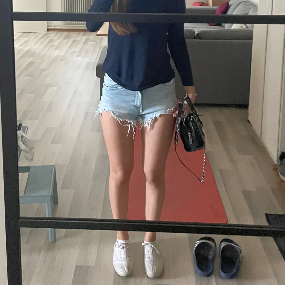 Zara jeanshorts knappt använda Storlek:36 Ganska korta, jag är 168)). Shorts.