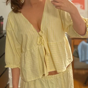 Blus - Somrig knytblus i gult randigt tyg, syr själv💛