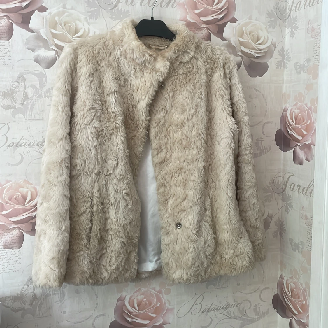 Beige pälsjacka från KappAhl