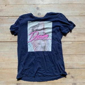 T shirt - Cool t shirt från hm lite sliten och skrynklig. Andra frågor skriv i dm