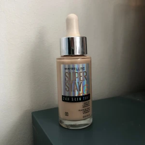 Maybelline Superstay skin tint - Bara använt en gång pga att det var fel färg. 💕 Skriv vid frågor och priset går att diskutera!🌺 färg nr 03. Nypris 189 kr🌸