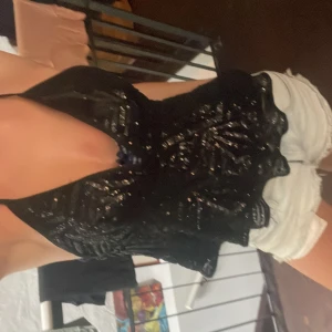 Snygg glitter fest topp - Jätte cool fest topp, går att justera och göra lösare eller tajtare. Bra skicka använd några gånger 