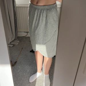 En grå fin kjol - Har använt minst en gång, jätte mjuk i tyget och skön att ha på sig. Storlek XL