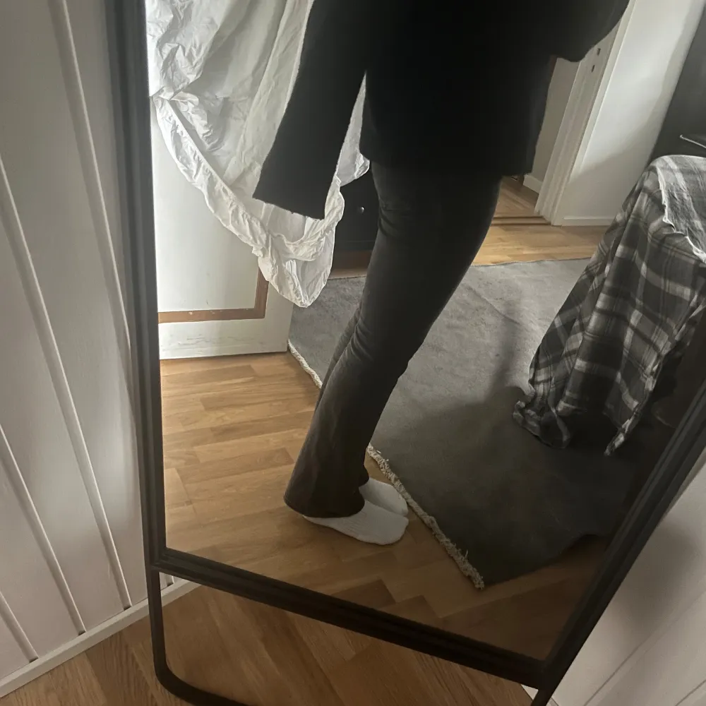 Säljer dessa JÄTTEsnygga jeans då de är för små och lite för korta för mig som är 174. Kontakta för fler bilder eller vid intresse💓. Jeans & Byxor.