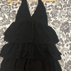 Söt topp med öppen rygg - Superfin topp med öppen rygg och band som man kan justera från Rane💘 står att den är storlek 8 som motsvarar xs💕 säljer då den är för liten för mig. Skriv för fler bilder eller om det är nått du undrar💘