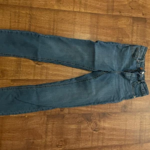 Ginatricot Jeans Molly XS - Ginatricot Perfect Jeans Molly XS Säljes då jag inte gillar blåa jeans så mycket men använt några gånger 💞