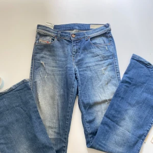 Diresel jeans - Superfina bootcut jeans från diesel som är såå snygga och passar till allt! 