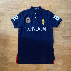 Ralph Lauren London Polo/Pike - !skicka bud för snabb affär! Fet Ralph Lauren London piké, jätte bra skick. Storlek M. Skriv om ni undrar någonting eller om ni vill ha fler bilder 📲