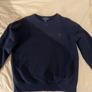 Mörkblå Raulp Lauren sweatshirt  - En mörkblå blå tröja ifrån Raulp Lauren storlek 14-16 år eller xs  Sparsamt använd  Skick 8/10 