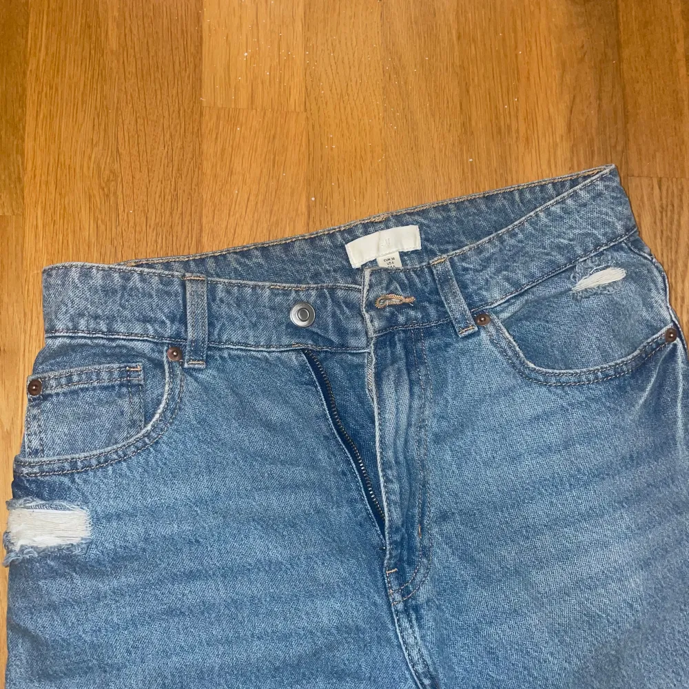 Jeans med hål. Storlek 38. Säljer pga de ej används. Använd få gånger så i fint skick!. Jeans & Byxor.