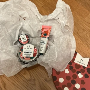 Presentset från The Body Shop - Säljer ett supergulligt presentset från The Body Shop. Setet innehåller en body butter med jordgubbsdoft, en handkräm med jordgubbsdoft och en läppbalsam med jordgubbsdoft. Perfekt för att skämma bort sig själv eller någon annan! Allt kommer i en söt presentförpackning med hjärtan på. 💖allt är helt oanvänt