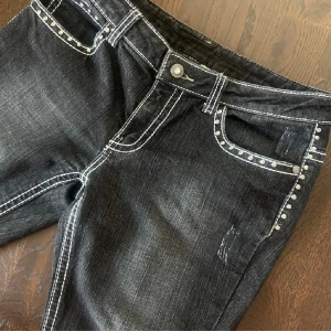 lowwaist jeans - säljer då dom inte satt som jag ville, mellan bootcut och straight skulle jag säga💓 sitter nog bättre om man har 32-36 ,säljer billigt då jag försöker rensa garderoben💓 skriv vid fundering !