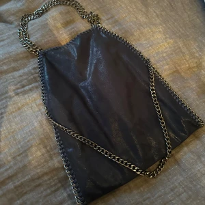 Stella mccartney liknade väska - Stella mccartney liknande blå väska med tre band/kedjor.🩷 Helt oanvänd.