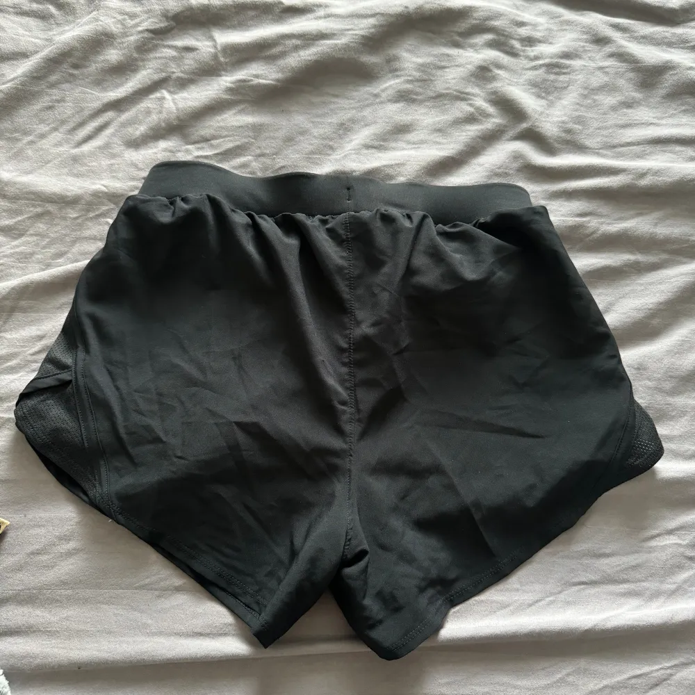 Aldrig använda shorts från Under Armour med knyte i midjan. Endast testade så helt nya och fräscha! . Shorts.