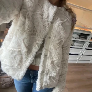 Vero moda fuskpäls jacka  - Jättesöt fuskpäls jacka från vero moda🤍🤍 mycket bra skick🫶🏻 (bilderna är lånade från en annan annons)