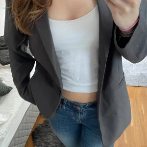 Grå kavaj - Säljer denna snygga  mörkgrå kavaj från HM som är lite oversized. Den är i bra skick och går att styla på många olika sätt . Perfekt för höst och vår!🫶🏻