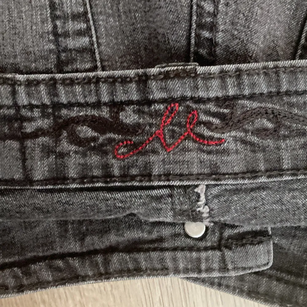 Det här är ett par jeans som kan vara både baggy och tajta beroende på storlek. Supercoola fickor och dom är mid-low rise. 🎀. Jeans & Byxor.