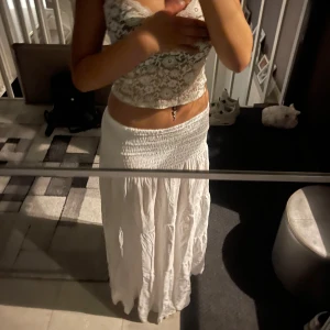 Maxikjol  - Perfekt lågmidjad kjol, lätt o styla. Endast använd 1 gång, fint skick inga defekter!!💗💗One size, passar alla. Pris kan diskuteras vid snabb affär 