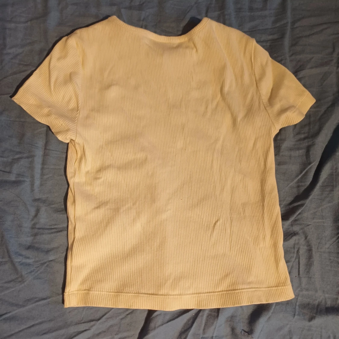 Gul ribbad t-shirt från Divided - 90